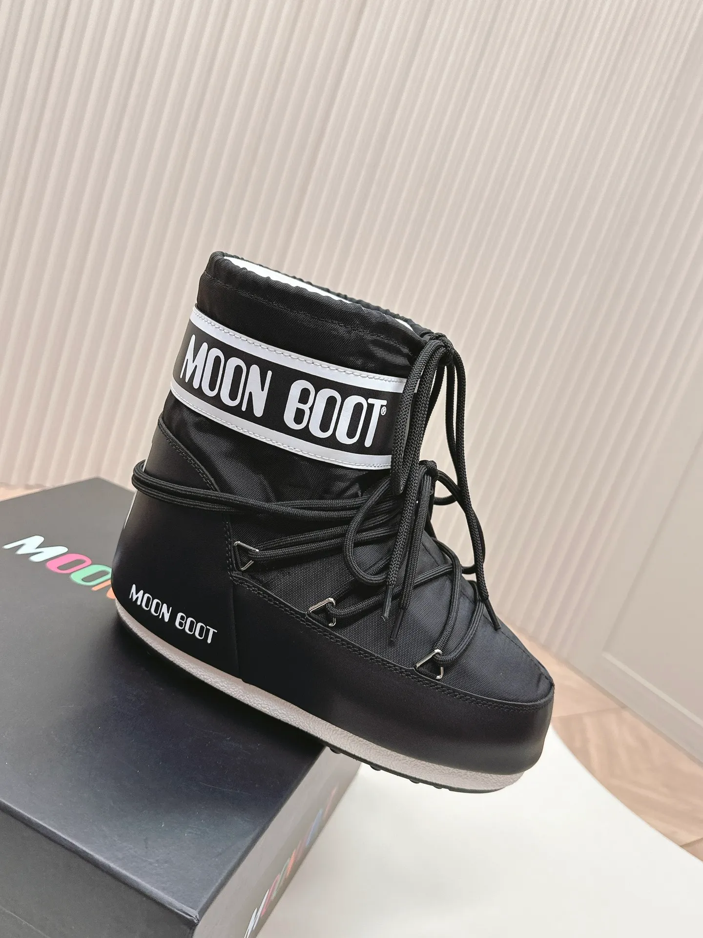 Men's shoes pP600! Fabric short boots Moon Boot 24ss The latest snow boots series for autumn and winter... Ugly snow short boots Forget UGG, fashionable people are wearing Moon Boot snow boots. If you find it difficult to accept the revival of UGG, now there is a more alternative snow boot that is back. It is 4 cm taller. That is the Moon Boot. It was already very popular in the millennium. Paris Hilton, Victoria Beckham and other celebrities often wore it, and now the Y2K trend is popular again. The same QQ show outfit worn by young children. The ugly snow boots that have been shown by thousands of people have become popular again. They are not distinguished between men and women. They look slim and warm and easy to wear. Fabric: 70% cotton and 30% plastic. Lining: 100% silk cotton liner. Feet: 100% silk cotton liner. Outsole: thermoplastic rubber. Bottom thickness: 4cm. Size: #35-41 (41 customization is not returnable).
